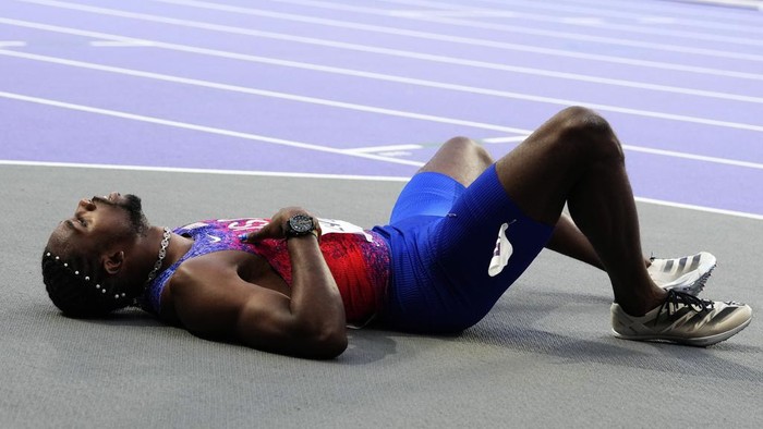 PARIS, FRANCE - AUGUST 08: Bronze medalist Noah Lyles of Team United States is taken off from the track with a wheelchair after competing in the Mens 200m Final on day thirteen of the Olympic Games Paris 2024 at Stade de France on August 08, 2024 in Paris, France. (Photo by Christian Petersen/Getty Images)