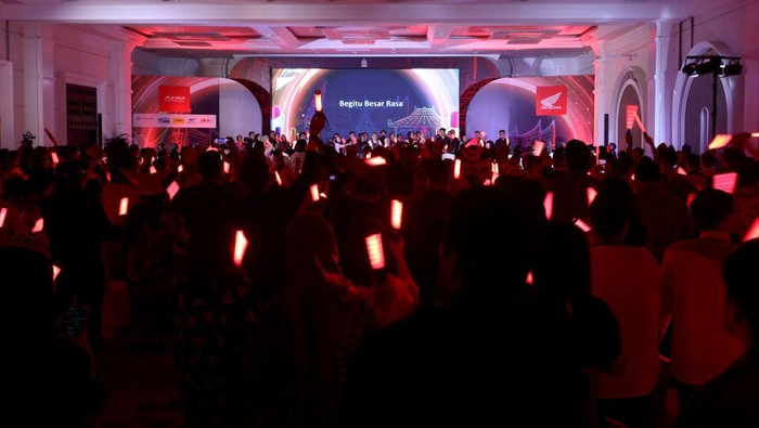 General Manager Honda Costumer Care Center PT Astra Honda Motor (AHM) Antok Yuniarso (kiri) bersama Senior Manager AHM RR Rina Listiani (kanan) berbincang dengan peserta Kontes Layanan Honda Nasional (KLHN) Aisyah (tengah) di Jakarta, Kamis (8/8/2024). Kegiatan KLHN ke 15 tersebut diikuti 8.430 peserta dari seluruh jaringan di Indonesia untuk meningkatkan dan mengkalibrasi pelayanan kepada konsumen. ANTARA FOTO/Fakhri Hermansyah/nym.