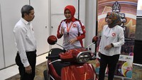 General Manager Honda Costumer Care Center PT Astra Honda Motor (AHM) Antok Yuniarso (kiri) bersama Senior Manager AHM RR Rina Listiani (kanan) berbincang dengan peserta Kontes Layanan Honda Nasional (KLHN) Aisyah (tengah) di Jakarta, Kamis (8/8/2024).