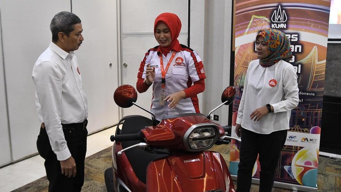 8 Ribu Kontestan Unjuk Kemampuan di Kontes Layanan Honda Nasional General Manager Honda Costumer Care Center PT Astra Honda Motor (AHM) Antok Yuniarso (kiri) bersama Senior Manager AHM RR Rina Listiani (kanan) berbincang dengan peserta Kontes Layanan Honda Nasional (KLHN) Aisyah (tengah) di Jakarta, Kamis (8/8/2024). Kegiatan KLHN ke 15 tersebut diikuti 8.430 peserta dari seluruh jaringan di Indonesia untuk meningkatkan dan mengkalibrasi pelayanan kepada konsumen. ANTARA FOTO/Fakhri Hermansyah/nym.