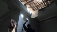 Akibatnya sembilan rumah warga dan satu gudang bahan bangunan rusak berat. 
