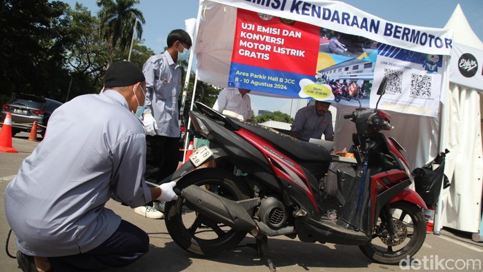 Ada Uji Emisi Gratis di Festival LIKE 2, Nih Potretnya Festival LIKE 2 yang berlangsung di JCC Senayan, Jumat (9/8/2024), menggelar uji emisi gratis untuk kendaraan mobil maupun motor. Sejumlah warga pun memanfaatkan kesempatan tersebut untuk mengetahui kondisi kendaraan mereka.