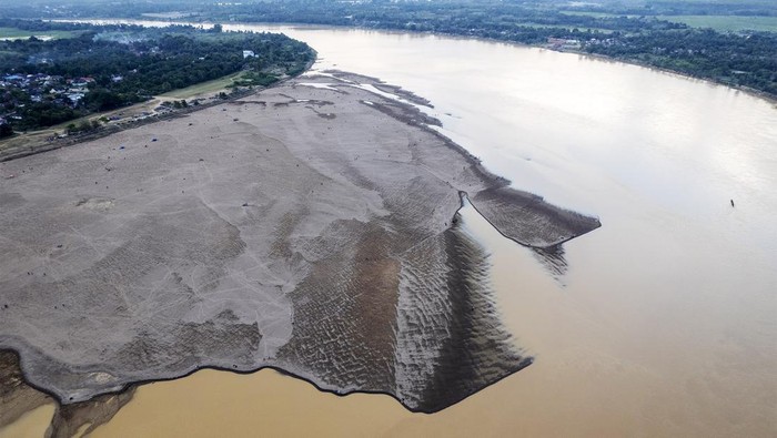 Air Sungai Batanghari Surut Pengunjung bermain saat matahari terbenam di tepi Sungai Batanghari yang mengalami penyusutan debit air di Penyengat Rendah, Jambi, Kamis (8/8/2024). Sungai terpanjang di Sumatera itu menyusut sejak dua bulan terakhir dan mengakibatkan sejumlah titik tepian di beberapa daerah mengering hingga setara luas 30 lapangan sepak bola. ANTARA FOTO/Wahdi Septiawan/rwa.