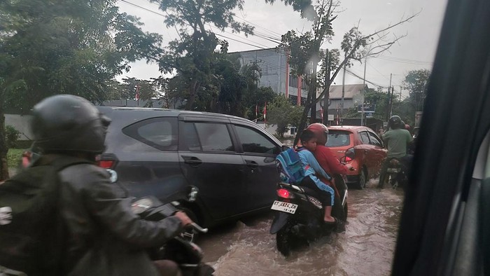 Akses Jalan Menuju Tol Balikpapan-Samarinda Banjir dan Macet.