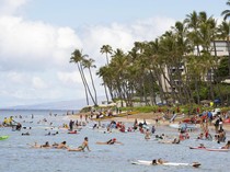 Aksi Mendayung-Berselancar Peringati Satu Tahun Kebakaran Hawaii