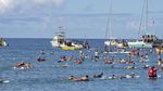 Aksi Mendayung-Berselancar Peringati Satu Tahun Kebakaran Hawaii