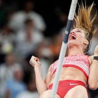 Alysha Newman mewakili Kanada di Olimpiade 2024 melalui cabang olahraga lompat galah. Pada Rabu (7/8/2024), dia bertanding untuk memperebutkan medali perunggu. Foto: Dok. AP Photo, AFP Photo