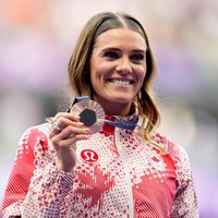 Alysha meraih medali perunggu setelah mencatatkan lompatan 4,85 meter. Atlet 30 tahun itu memecahkan rekor baru untuk lompat galah di level negaranya. Foto: Dok. AP Photo, AFP Photo