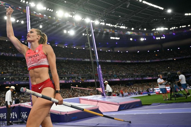 Sosok Alysha Newman bukan hanya jadi atensi karena aksinya twerking usai meraih medali perunggu di Olimpiade 2024. Alysha jadi sorotan karena dalam kesehariannya menjadi model Only Fans, di luar kegiatannya sebagai atlet lompat galah. Foto: Dok. AP Photo, AFP Photo