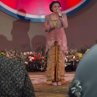 Amora tampil mengenakan kebaya berwarna dusty purple dipadukan dengan kain batik berwarna coklat yang memiliki belahan pada bagian depannya. Mempermanis tampilannya, putri Krisdayanti dan Raul Lemos itu juga mengenakan bros berbentuk kupu-kupu berwarna emas di bagian dadanya. Foto: Instagram