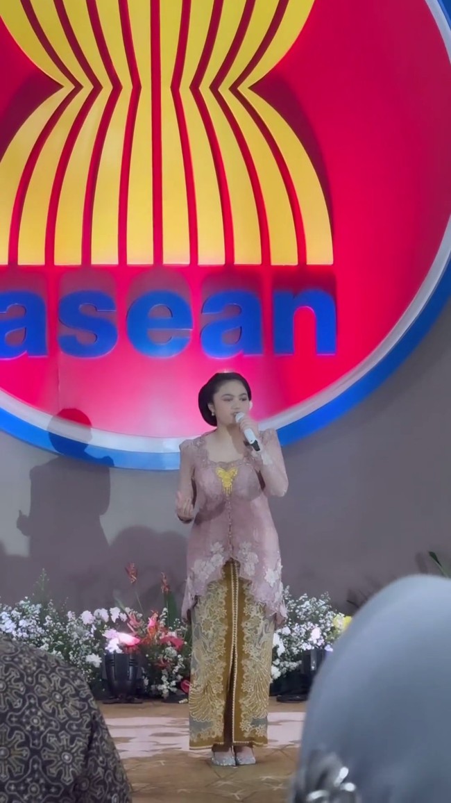 Melengkapi penampilannya, Amora juga menyanggul rambutnya dengan rapih. Dengan penuh percaya diri, ia tampil menyumbangkan suara emasnya di acara tersebut. Foto: Instagram