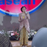 Melengkapi penampilannya, Amora juga menyanggul rambutnya dengan rapih. Dengan penuh percaya diri, ia tampil menyumbangkan suara emasnya di acara tersebut. Foto: Instagram