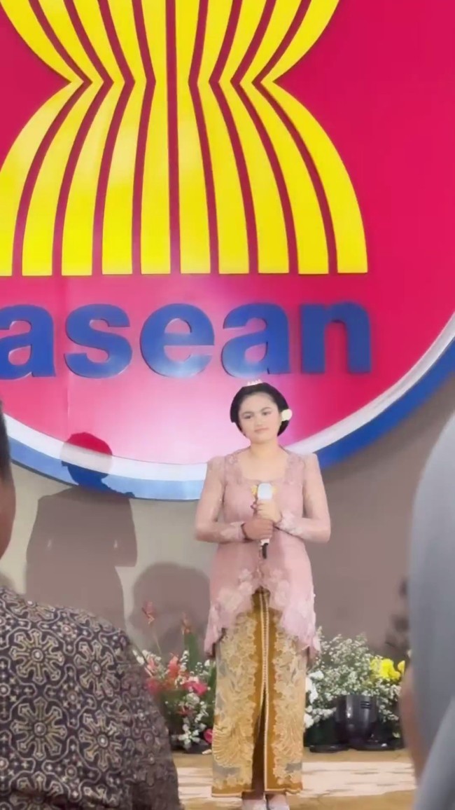 Melalui video yang diunggah oleh Krisdayanti, terlihat Amora membawakan lagu resmi ASEAN berjudul The ASEAN Way. Penampilan gadis 12 tahun itu pun langsung mencuri atensi. Foto: Instagram