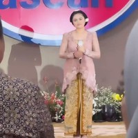 Melalui video yang diunggah oleh Krisdayanti, terlihat Amora membawakan lagu resmi ASEAN berjudul The ASEAN Way. Penampilan gadis 12 tahun itu pun langsung mencuri atensi. Foto: Instagram