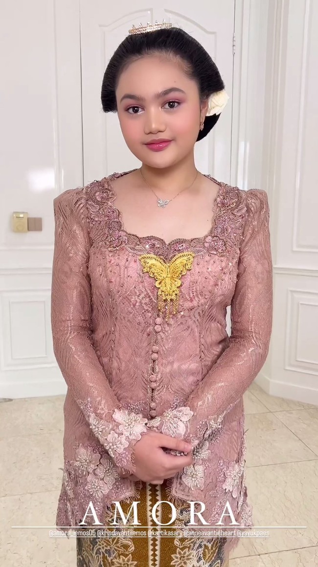 Penampilan Amora terlihat semakin cantik menawan dengan pulasan makeup hasil tangan MUA Reza Azru. Dengan eyeshadow dan lipstik merah muda, penampilan Amora jadi makin terlihat fresh. Foto: Instagram