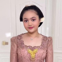 Penampilan Amora terlihat semakin cantik menawan dengan pulasan makeup hasil tangan MUA Reza Azru. Dengan eyeshadow dan lipstik merah muda, penampilan Amora jadi makin terlihat fresh. Foto: Instagram