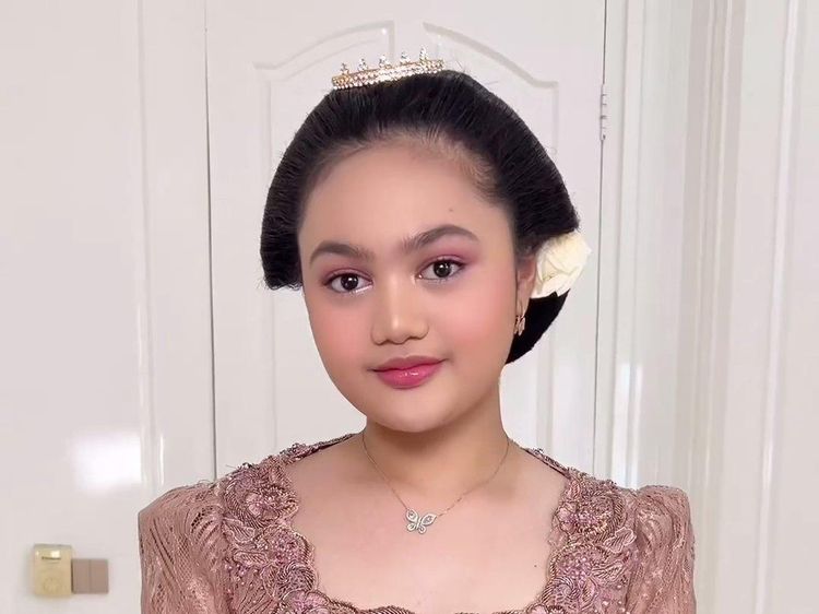 7 Foto Amora Lemos di HUT 57 ASEAN, Pesonanya Berkebaya Saingi Krisdayanti