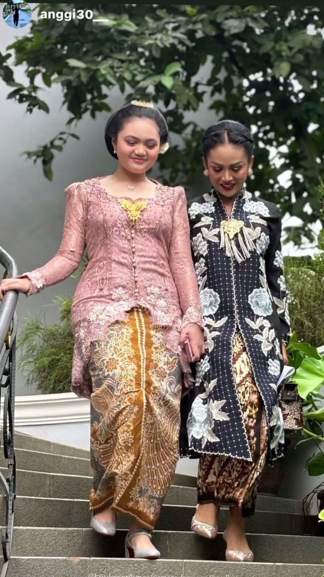 Begini gaya Amora saat berpose bersama sang bunda, Krisdayanti. Pasangan ibu dan anak itu terlihat kompak dan sama-sama cantik menawan. Foto: Instagram