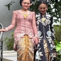 Begini gaya Amora saat berpose bersama sang bunda, Krisdayanti. Pasangan ibu dan anak itu terlihat kompak dan sama-sama cantik menawan. Foto: Instagram