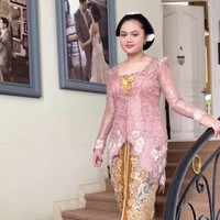 Penampilan Amora kala mengenakan kebaya dan bersanggul juga banjir pujian netizen. Tak sedikit yang ikut terpesona melihat kecantikan dan keanggunan Amora kala berkebaya dan bersanggul. Foto: Instagram