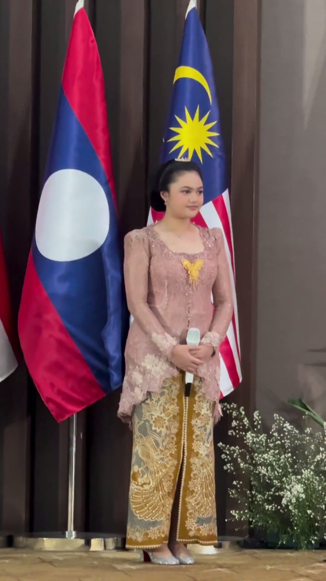 Melalui akun Instagram pribadinya Krisdayanti membagikan momen sang anak saat tampil di acara HUT ke-57 ASEAN. Tampil bersanggul dan berkebaya, pesona Amora saingi Krisdayanti kala tampil jadi gadis Jawa. Foto: Instagram