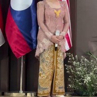 Melalui akun Instagram pribadinya Krisdayanti membagikan momen sang anak saat tampil di acara HUT ke-57 ASEAN. Tampil bersanggul dan berkebaya, pesona Amora saingi Krisdayanti kala tampil jadi gadis Jawa. Foto: Instagram