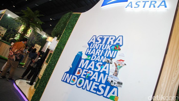 Astra Pamer Charging Station dan Solar Panel di Festival LIKE 2 PT Astra International Tbk turut berpartisipasi dalam Festival LIKE 2 di JCC, Jakarta. Astra memamerkan Charging Station Astra Otopower dan Solar Panel dari Energia Prima Nusantara.