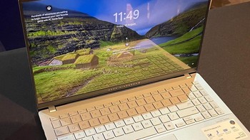 Laptop dengan layar 15,6-inci tersebut dibekali Qualcomm Snapdragon X Elite dengan Neural Processing Unit (NPU) terintegrasi yang memiliki kemampuan pemrosesan AI hingga 45 TOPs. Foto: Asus