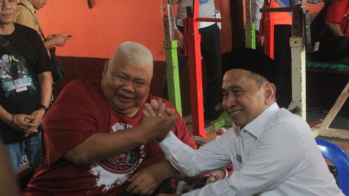 Ayah Rizki Juniansyah, Mohamad Yasin (kiri) dan Pj Walkot Serang Yedi (Bahtiar/detikcom)
