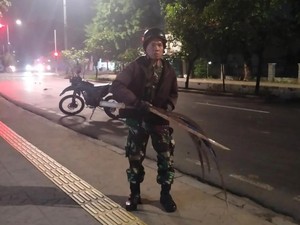 Babinsa Bubarkan Tawuran Sendirian di Duren Sawit, Sejumlah Sajam Disita