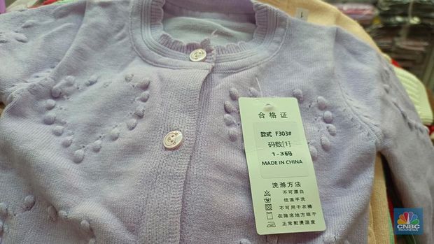 Baju anak tanpa label SNI di Pasar Tanah Abang, Jumat (9/8/2024). (CNBC Indonesia/martyasari Rizky)