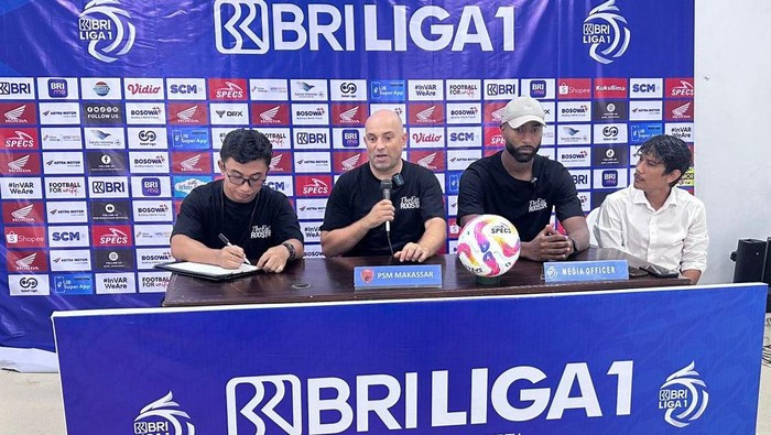 Pelatih PSM Bernardo Tavares pada sesi pre match konferensi pers jelang laga PSM Vs Persis Solo, Jumat (9/8).