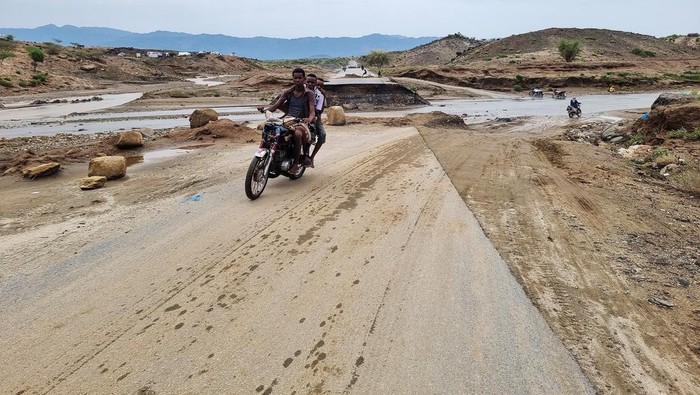 Banjir Bandang Belah Jalan di Yaman Banjir yang dipicu oleh hujan lebat terjadi di Yaman, Rabu (7/8/2024). Banjir itu menyebabkan ruas jalan terbelah.