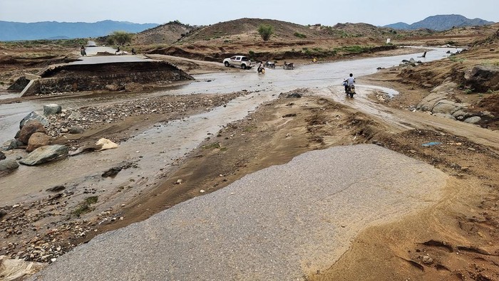 Banjir Bandang Belah Jalan di Yaman Banjir yang dipicu oleh hujan lebat terjadi di Yaman, Rabu (7/8/2024). Banjir itu menyebabkan ruas jalan terbelah.