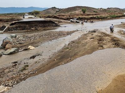 Banjir Bandang Belah Jalan di Yaman
