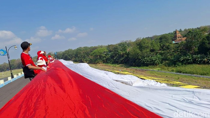 Bendera Merah Putih Raksasa Sepanjang Terbentang di Waduk Gondang Lamongan Bendera Merah Putih Raksasa Sepanjang Terbentang di Waduk Gondang Lamongan