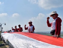 Bendera Raksasa Terbentang di Waduk Gondang Lamongan