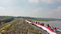 Bendera merah putih yang dibentangkan di Waduk Gondang Kecamatan Sugio memiliki panjang 579 meter dengan lebar 2 meter.