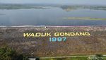 Bendera Raksasa Terbentang di Waduk Gondang Lamongan