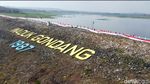 Bendera Raksasa Terbentang di Waduk Gondang Lamongan