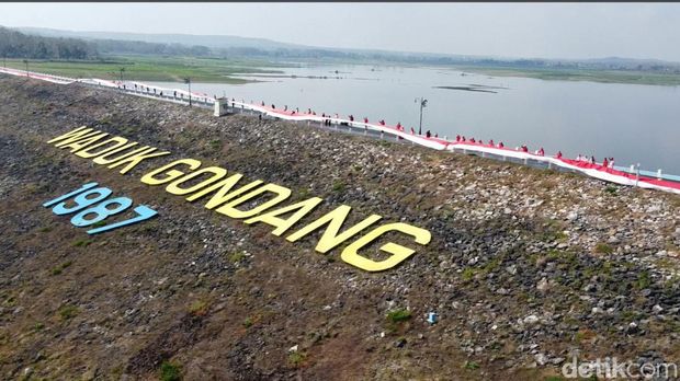 Bendera Merah Putih Raksasa Sepanjang Terbentang di Waduk Gondang Lamongan