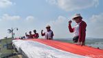 Bendera Raksasa Terbentang di Waduk Gondang Lamongan