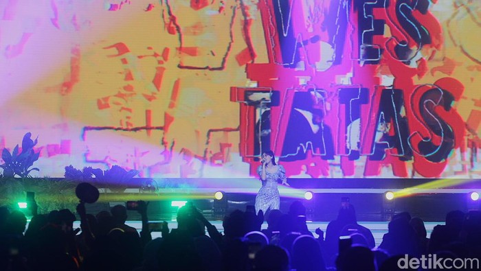 Pedangdut Happy Asmara menjadi penampil di hari kedua Festival LIKE 2 yang digelar di Jakarta Convention Center, Senayan, Jakarta Pusat, Jumat (9/8/2024).