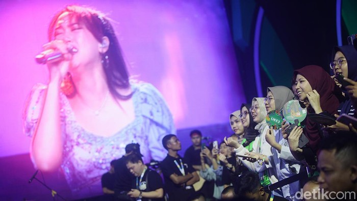 Pedangdut Happy Asmara menjadi penampil di hari kedua Festival LIKE 2 yang digelar di Jakarta Convention Center, Senayan, Jakarta Pusat, Jumat (9/8/2024).