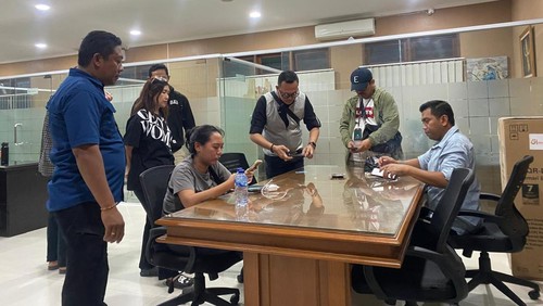 Cindy diperiksa jaksa di kantor Kejaksaan Tinggi Bali, Kamis (8/8/2024). (Dok Kejati Bali).