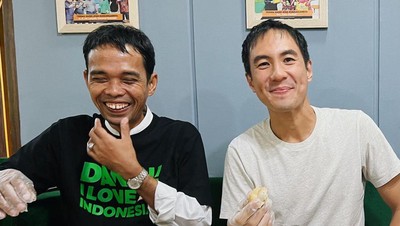 Daniel Mananta Bagikan Momen Makan Durian hingga Bihun Bebek