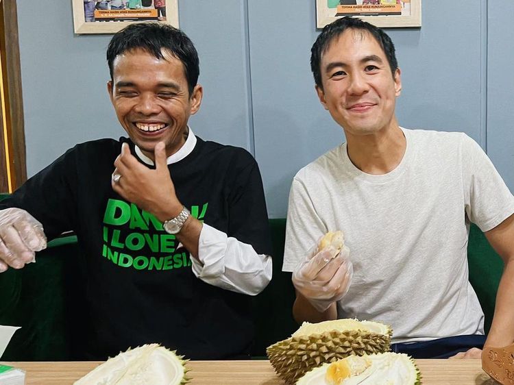 Daniel Mananta Bagikan Momen Makan Durian hingga Bihun Bebek