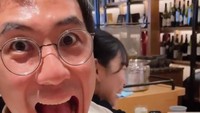Ayah 2 anak ini juga pernah membagikan momennya menikmati kuliner Jepang. Berupa omurice yang lezat dari Kichi Kichi Omurice yang populer karena aksinya memasak omelet. Foto: Instagram @vjdaniel