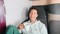 Daniel juga pernah membagikan momen ngopi di dalam pesawat. Begini santainya Daniel dalam unggahan foto tersebut. Foto: Instagram @vjdaniel