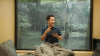 Momen lain dari VJ Daniel saat di Bobocabin adalah ketika menikmati secangkir kopi yang hangat. Ia berpose di dalam kamar dengan pemandangan yang cantik di belakangnya. Foto: Instagram @vjdaniel